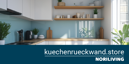 Moderne Duschwand mit Marmorstruktur und Handbrause