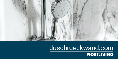 Moderne Duschwand mit Marmorstruktur und Handbrause